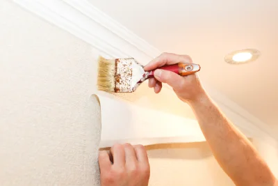 Pose de papier peint à la Trinitat — revêtements muraux et toiles de verre